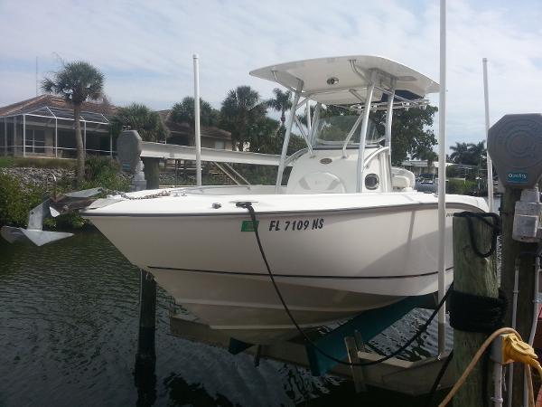 2008 Boston Whaler 240 Outrage