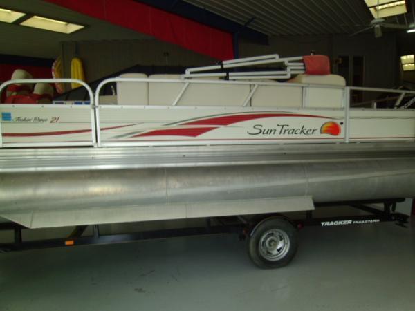 2009 Tracker Fishin' Barge 21