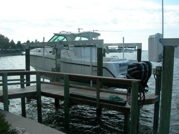 2010 Boston Whaler 345 Conquest