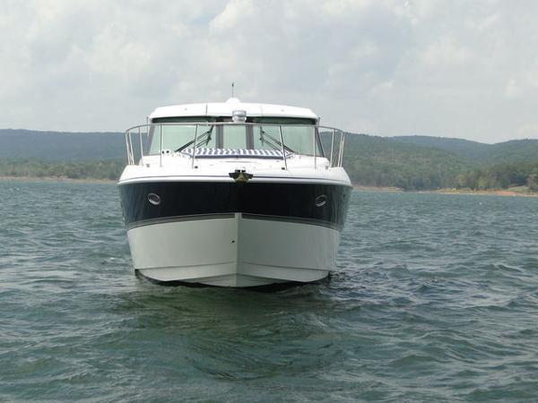 2011 Cruisers Yachts 390 Sports Coupe.