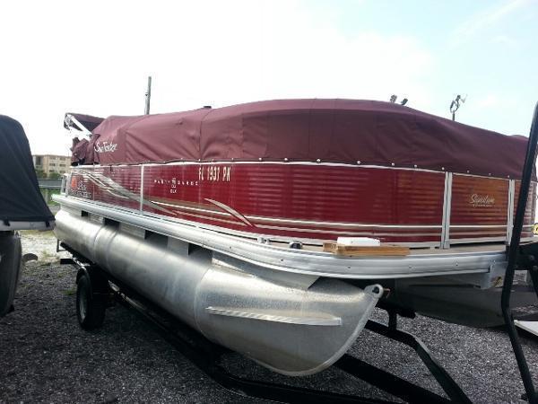2011 TRACKER MARINE 22DLX PARTY BARGE