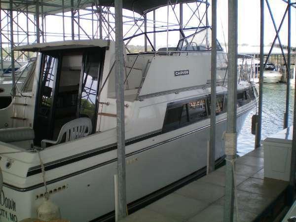 1986 CARVER YACHTS 3297
