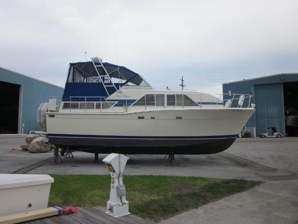 1986 Chris Craft Catalina 35 Double Cabin