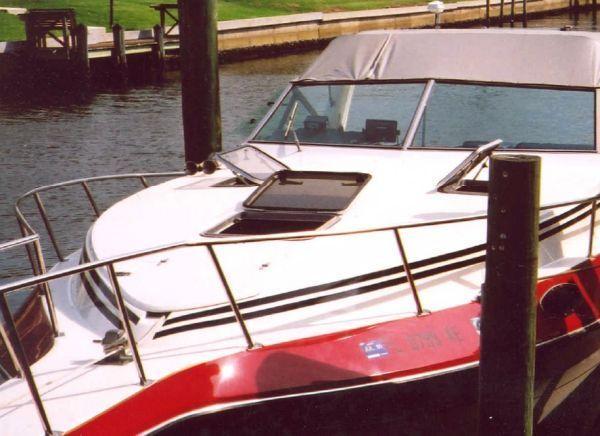 1988 Cruisers Yachts 3000 Rogue