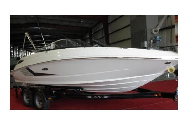 2013 Sea Ray 220 Sundeck